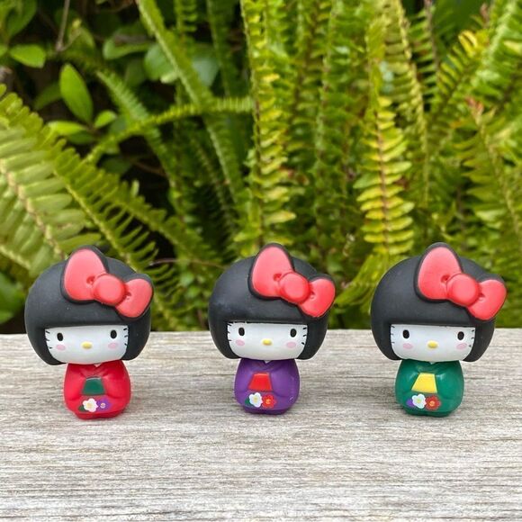 NWT Sanrio Hello Kitty Three Japanese Vinyl Figures in Kimonos Exclusive Limited - Picture 2 of 7
